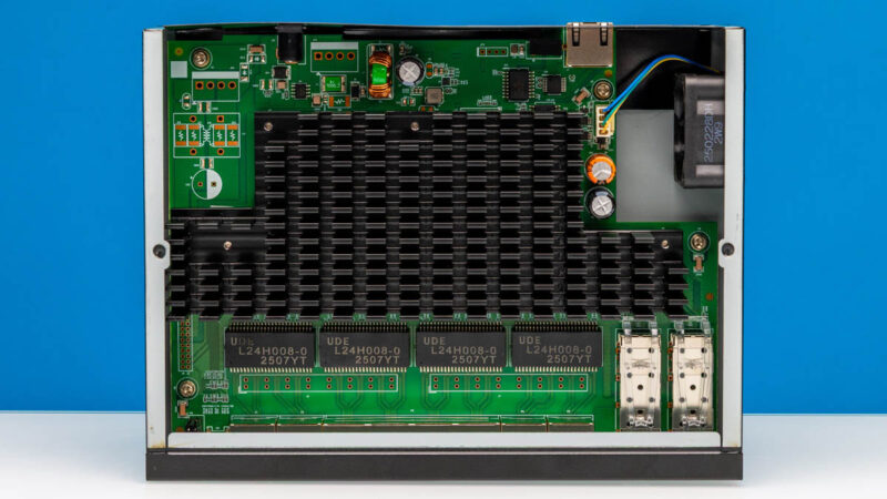 QNAP QSW L3208 2C6T Inside 1