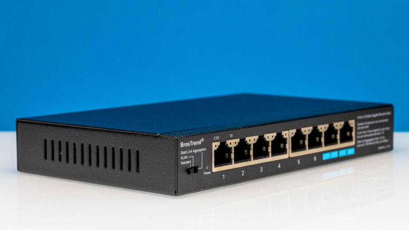 BrosTrend 8 Port 2.5G Ethernet Switch Front Angled 2