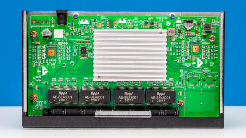 BrosTrend 8 Port 2.5G Ethernet Switch Inside 1