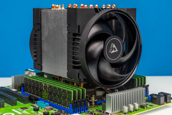 Arctic Freezer 4U SP5 In ASRock Rack TURIND8 2L2T 4