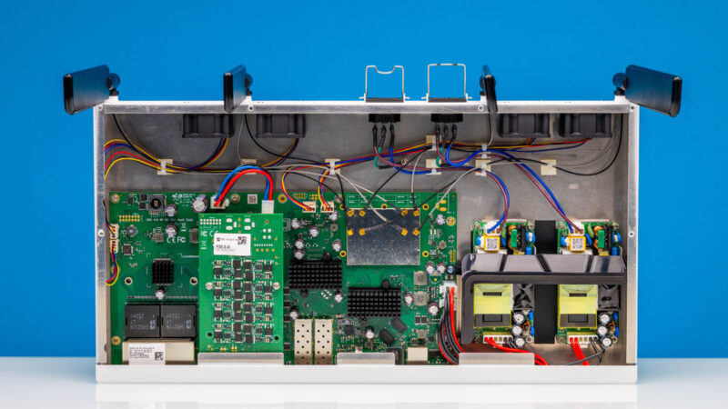 MikroTik CRS418 8P 8G 2S 5axQ2axQ RM Inside 1