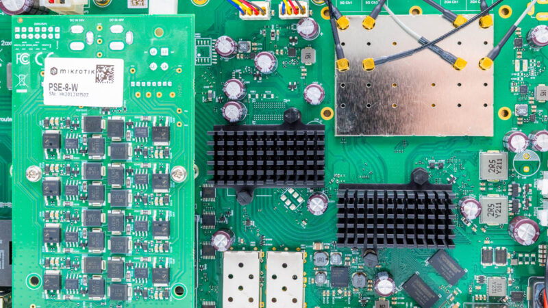 MikroTik CRS418 8P 8G 2S 5axQ2axQ RM Inside 8