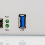 MikroTik CRS418 8P 8G 2S 5axQ2axQ RM USB A Port 1