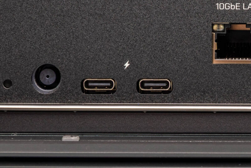 ZimaCube 2 Pro NAS Thunderbolt 4 Ports 1