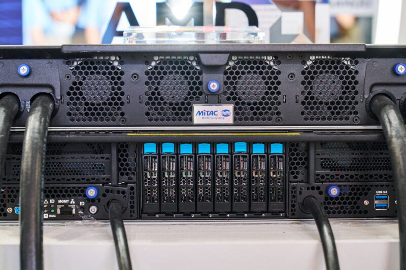 MiTAC G4826Z5 Storage