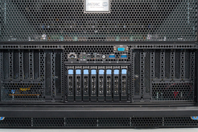 MiTAC G8825Z5 Storage