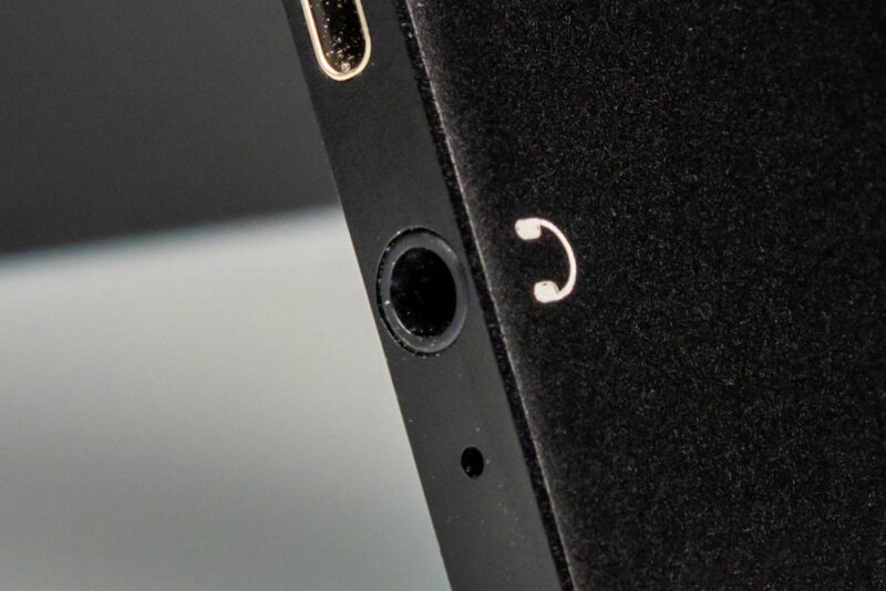 KYY K1302R Portable Monitor 3.5mm Audio Jack 1