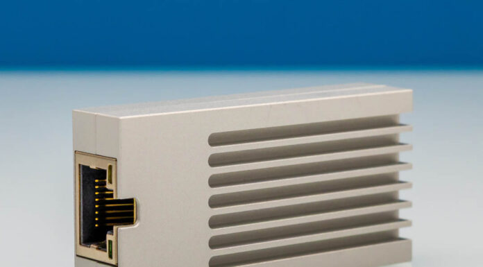 WisdPi WP-UT9 USB 10GbE Adapter Review wisdPi USB 10GbE Adapter-Top Angled 1