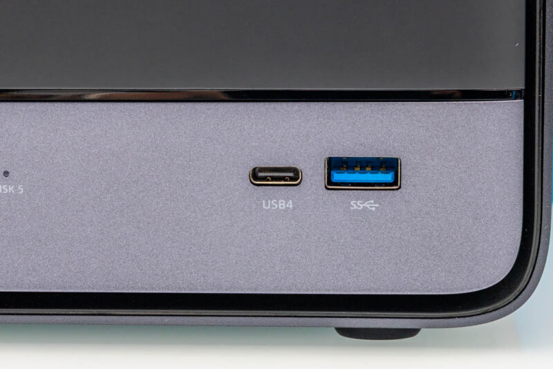 Minisforum N5 MAX 395 USB4 40Gbps 1