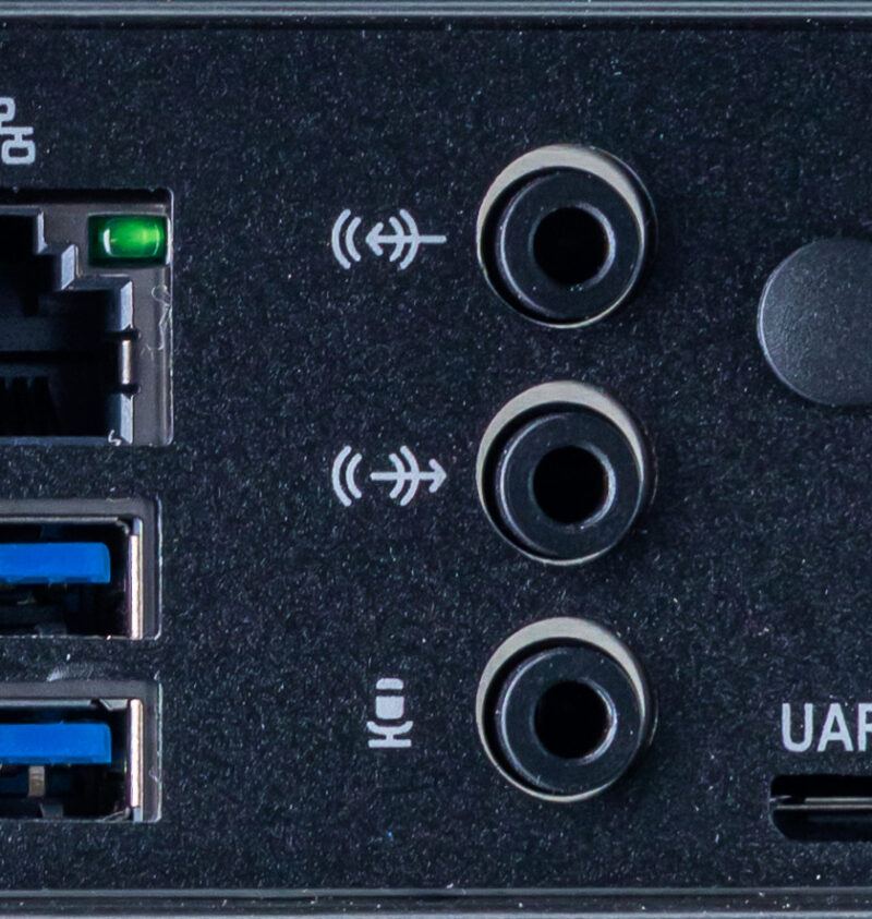 GIGABYTE-W775-V10-L01-Audio-Jack-4