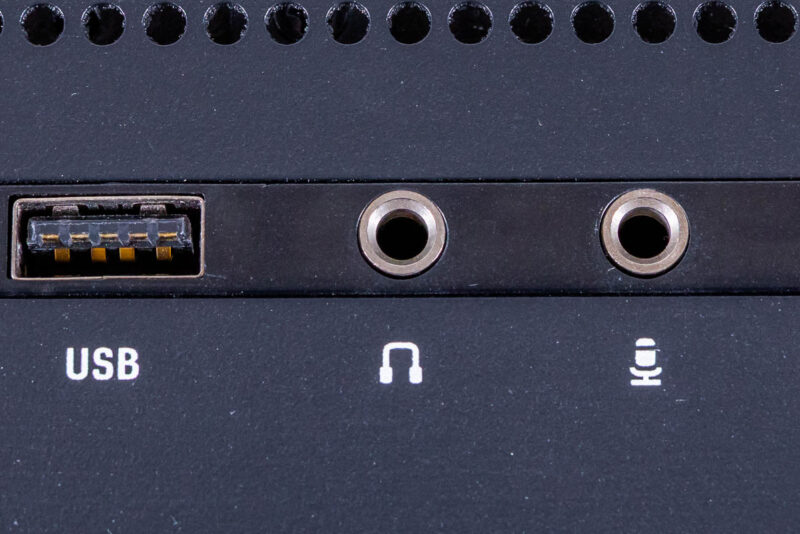 GIGABYTE W775-V10-L01-Audio + Mic Jack 1