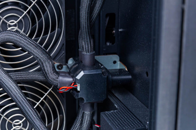 GIGABYTE W775-V10-L01-Cooling 4