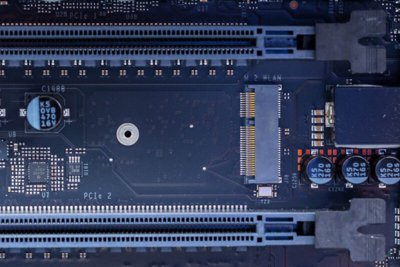 GIGABYTE W775-V10-L01-M.2 2230 Slot 1
