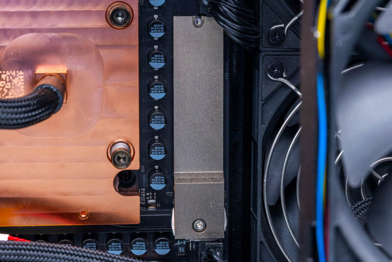 GIGABYTE W775-V10-L01-M.2 2280 PCIe 6.0 Slots 1