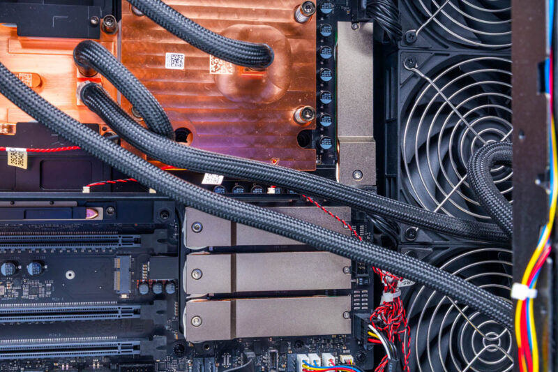 GIGABYTE W775-V10-L01-M.2 2280 PCIe 6.0 Slots 3