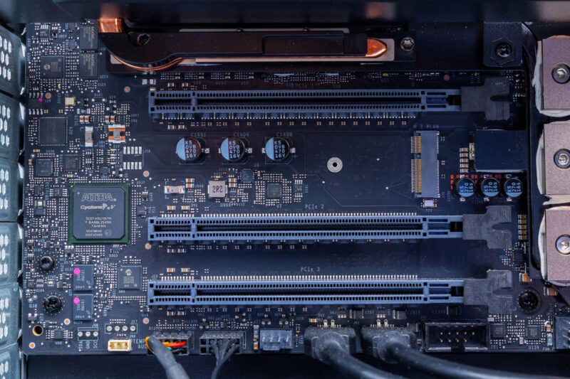 GIGABYTE W775-V10-L01-PCIe Slots 1