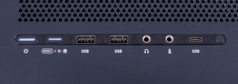 GIGABYTE W775-V10-L01-Top IO 1