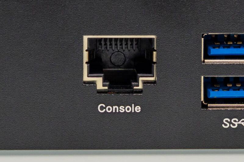 Qotom Q30952UE-Console Port 1