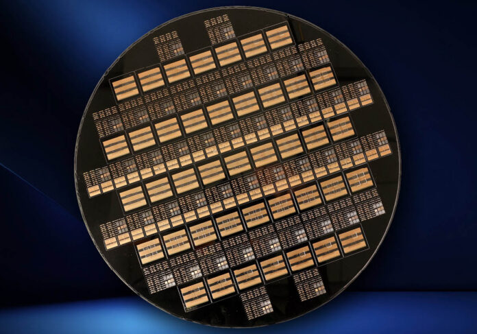 Onsemi представила платформу Embedded Power Platform для систем питания ИИ и электромобилей Кремниевая пластина с технологией Embedded Power Platform